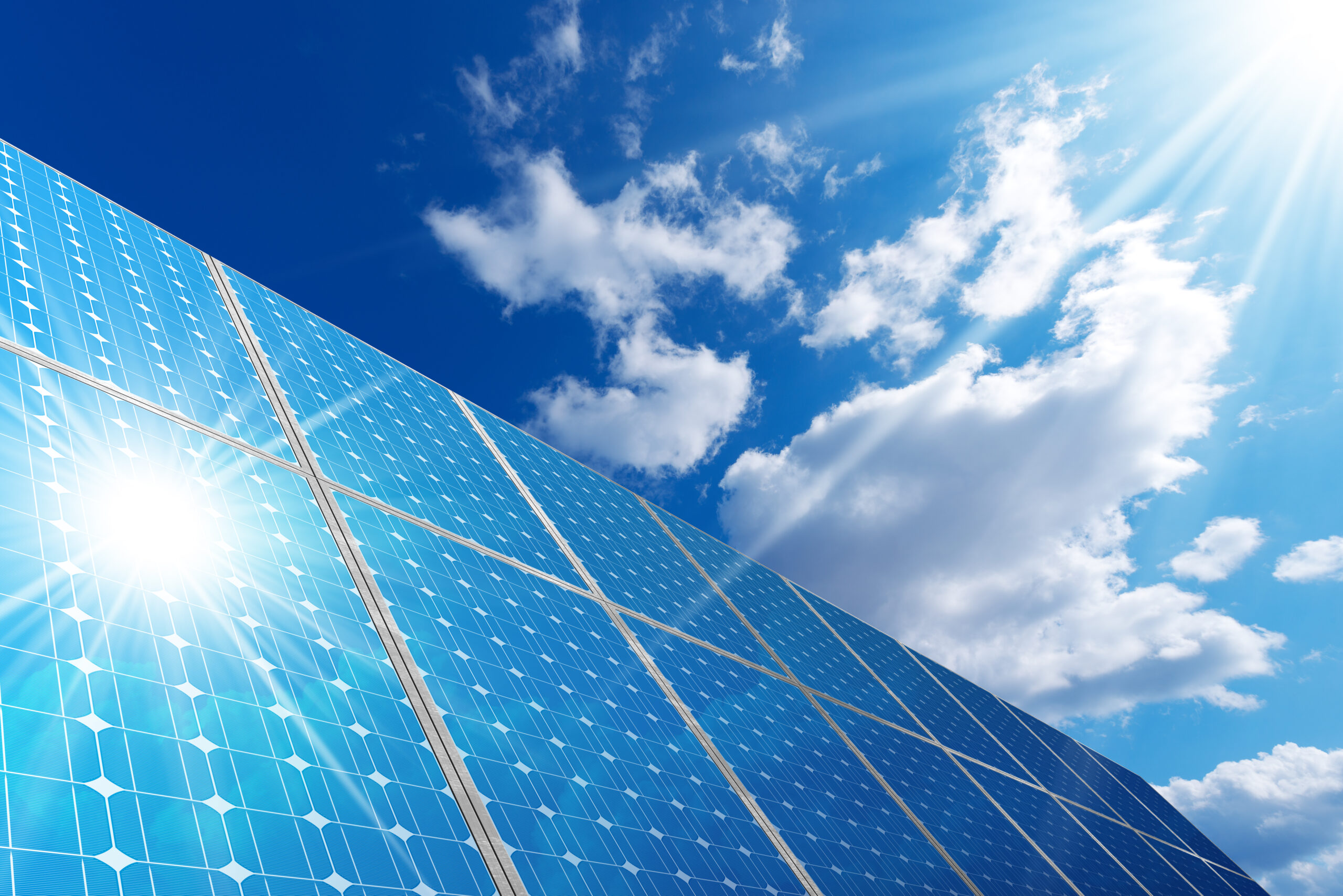 painel de energia solar com céu azul ao fundo