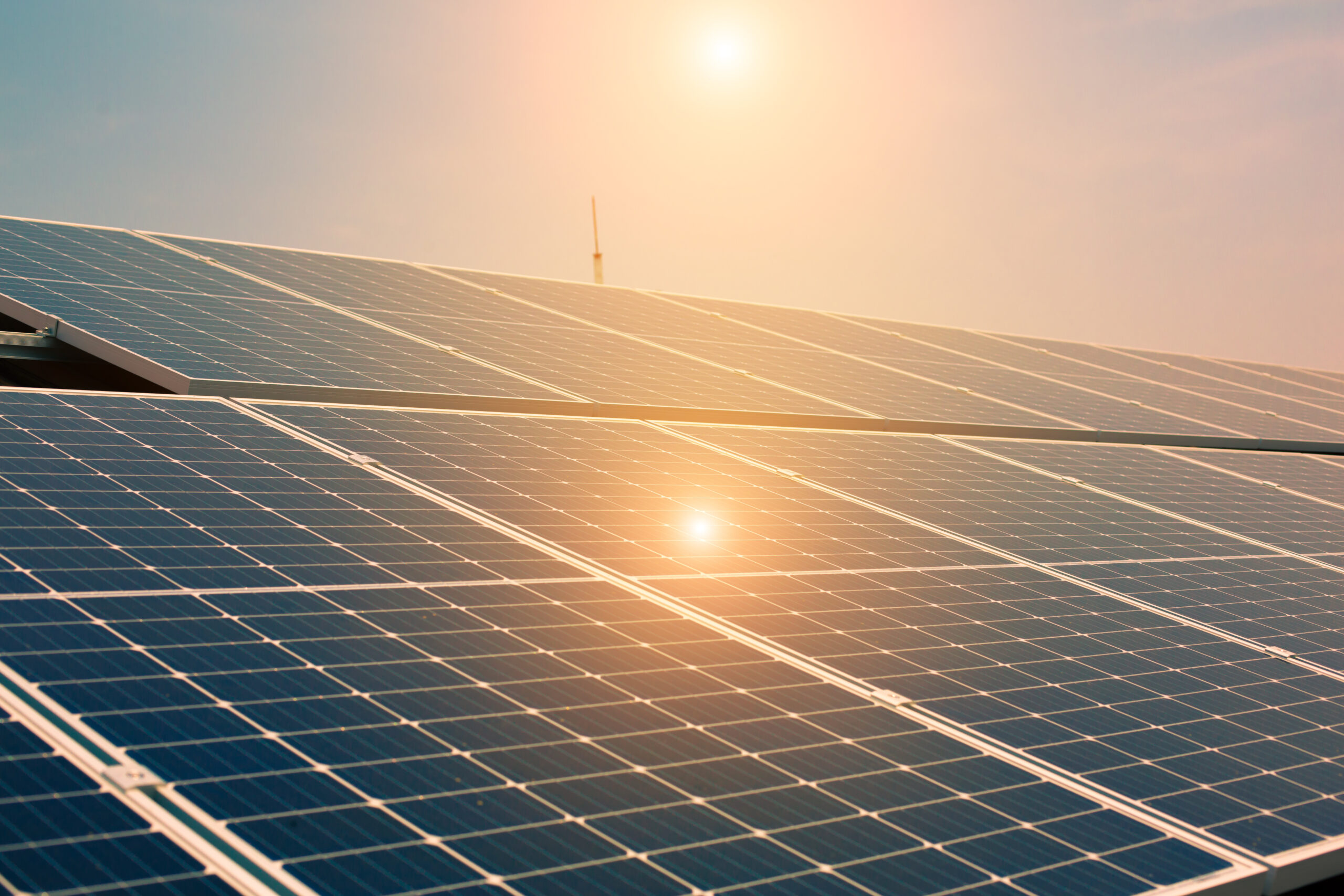Painéis solares com reflexo da luz do sol