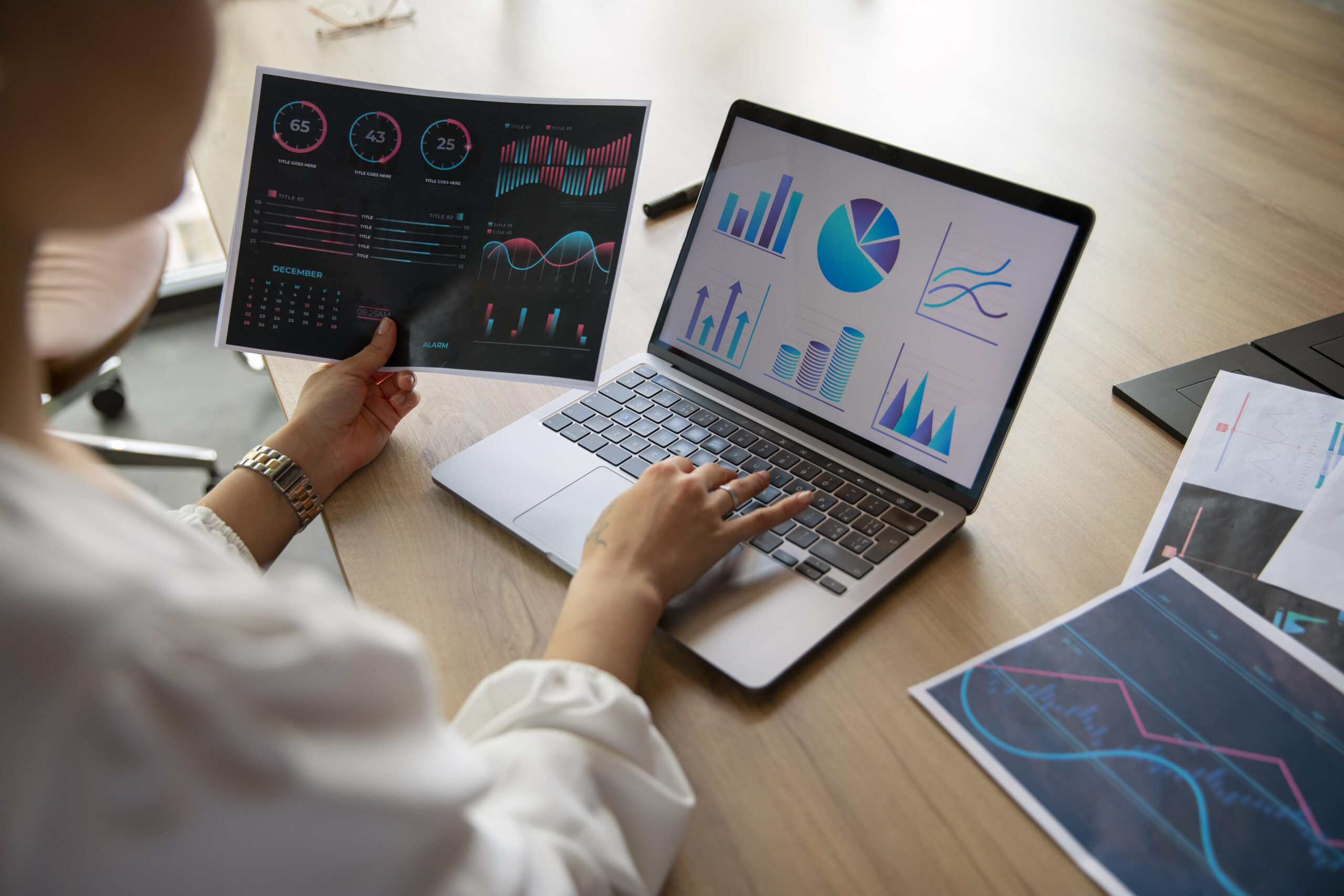 Funcionário analisa gráficos com dados